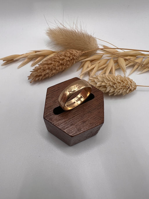 LUCKY Vintage 80’s Leaf Patterned Band