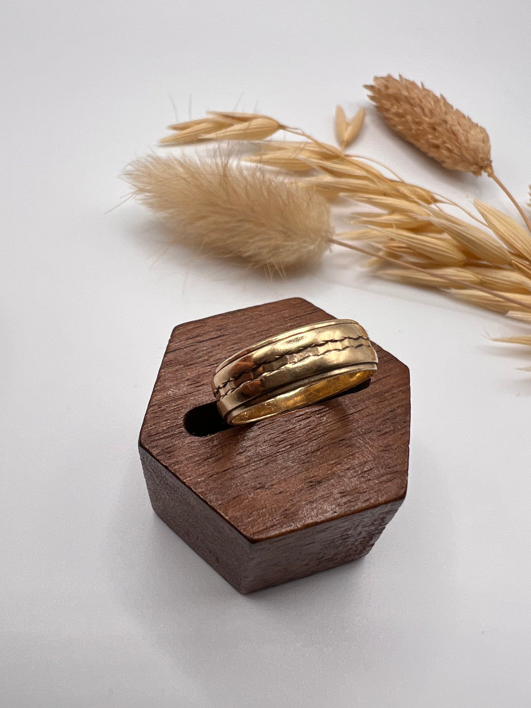 9ct 80's LUCKY Band With Detail
