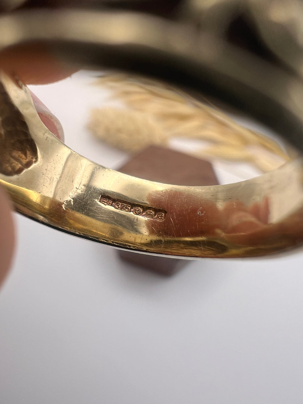 9ct Patterned Chunky Double Buckle Ring
