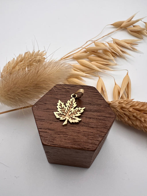 Vintage 10ct Gold Maple Leaf Charm