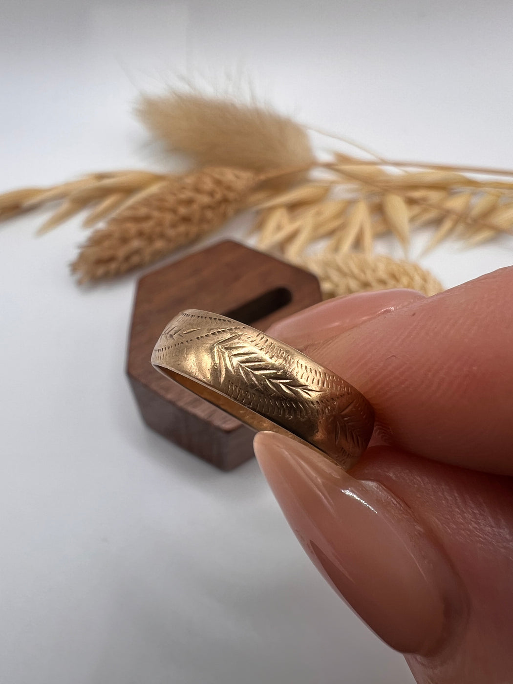 LUCKY Vintage 80’s Leaf Patterned Band