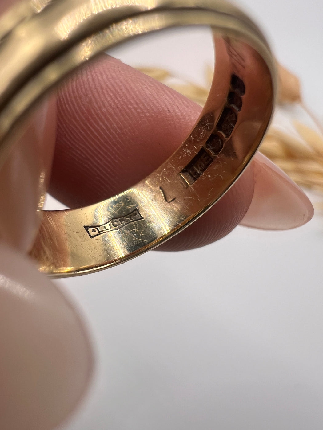 9ct 80's LUCKY Band With Detail