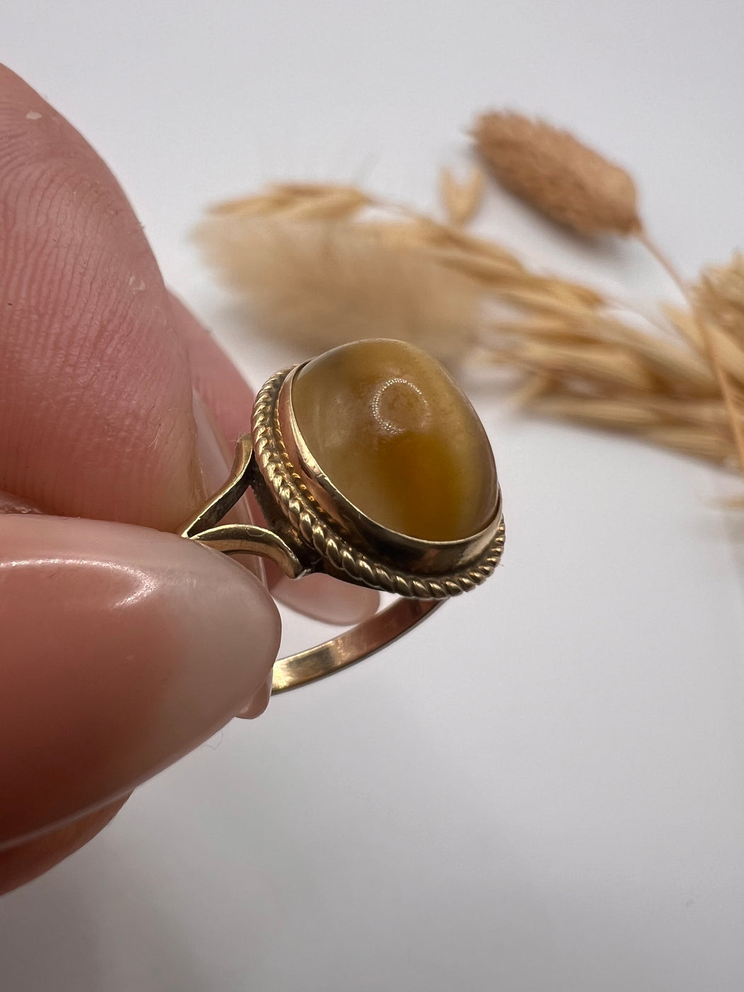 9ct Oval Cabochon Cat's Eye Chrysoberyl Ring