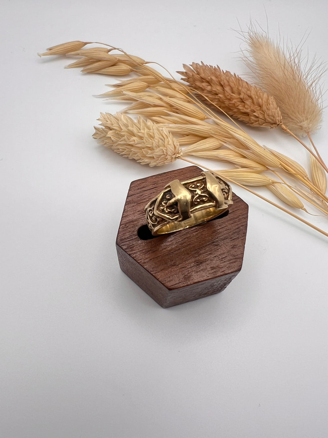 9ct Patterned Chunky Double Buckle Ring