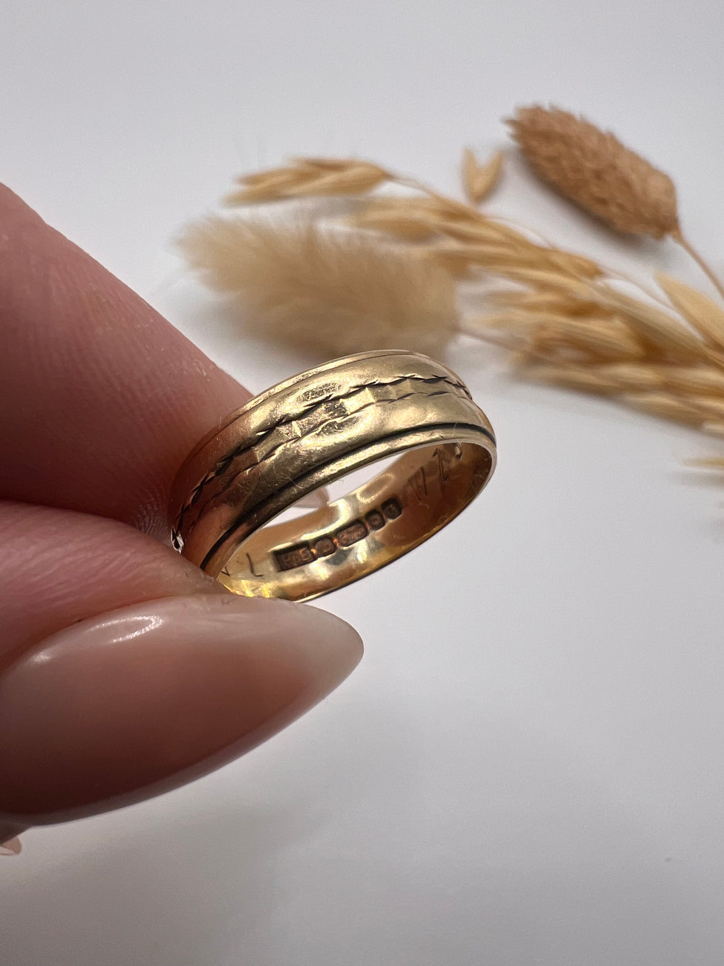 9ct 80's LUCKY Band With Detail