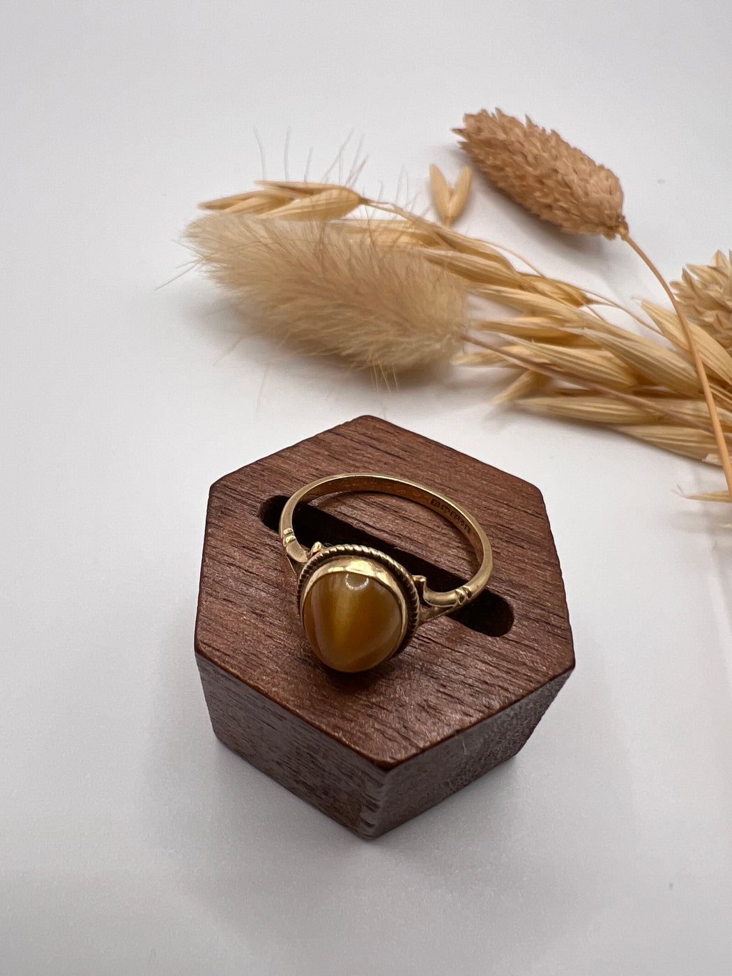 9ct Oval Cabochon Cat's Eye Chrysoberyl Ring