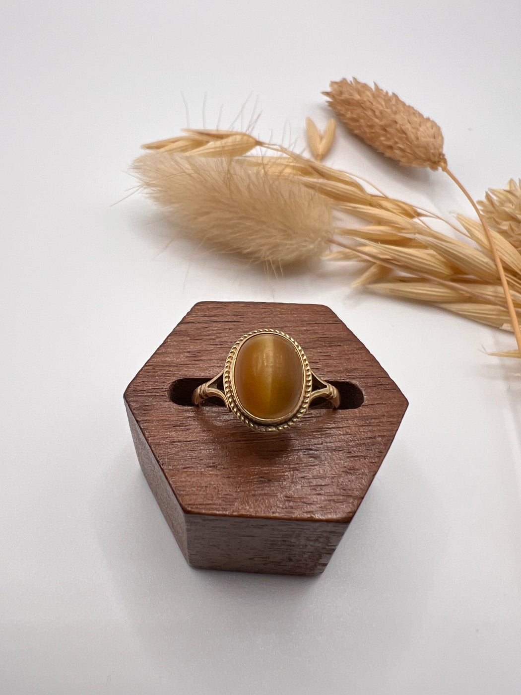 9ct Oval Cabochon Cat's Eye Chrysoberyl Ring