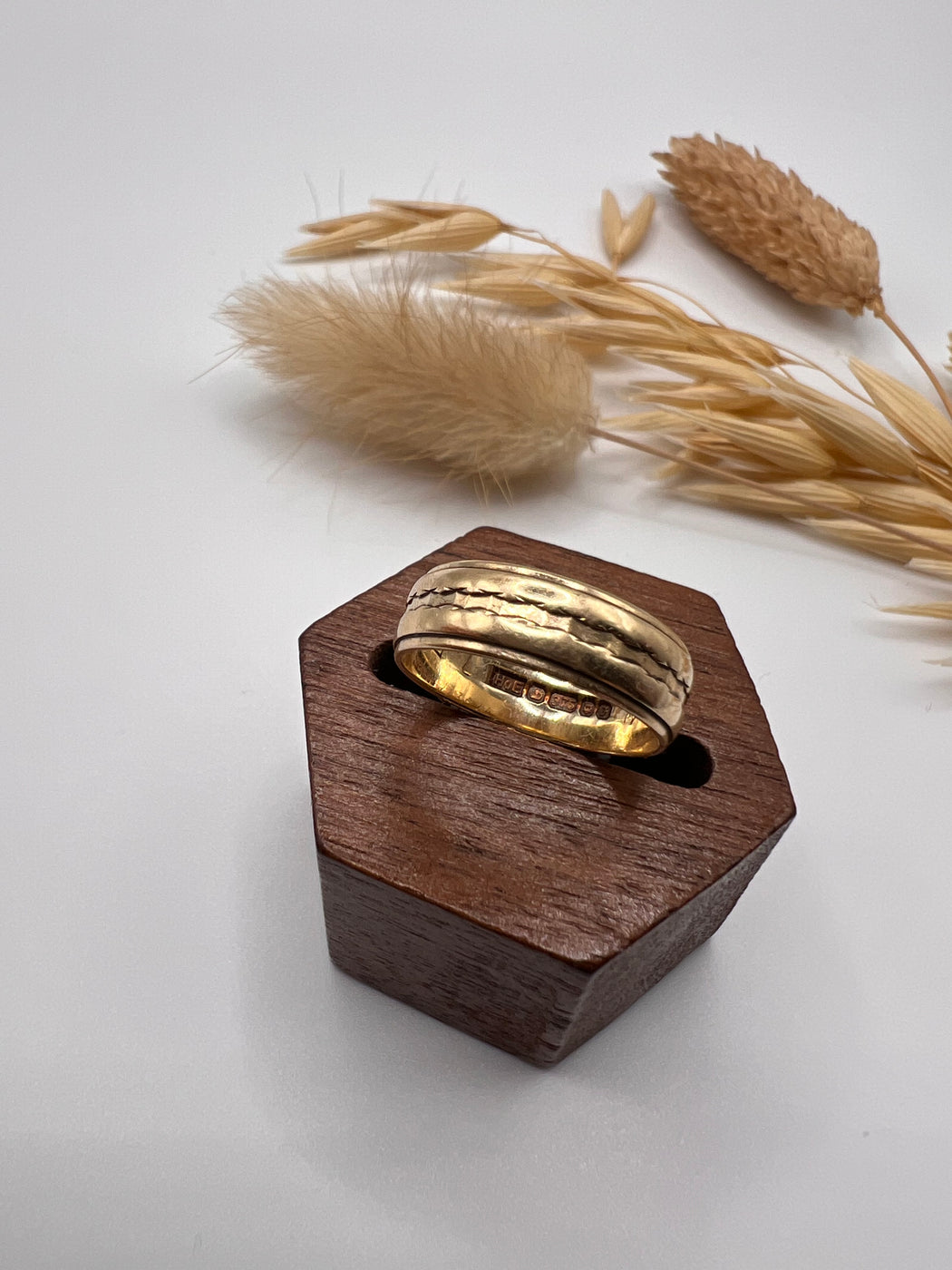 9ct 80's LUCKY Band With Detail