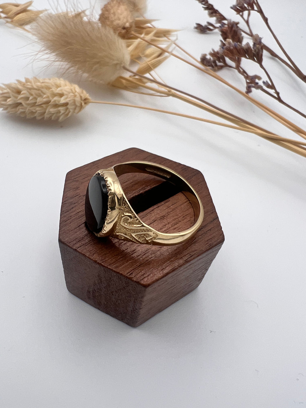 9ct Gold Oval Onyx Signet Ring Size Q 1/2