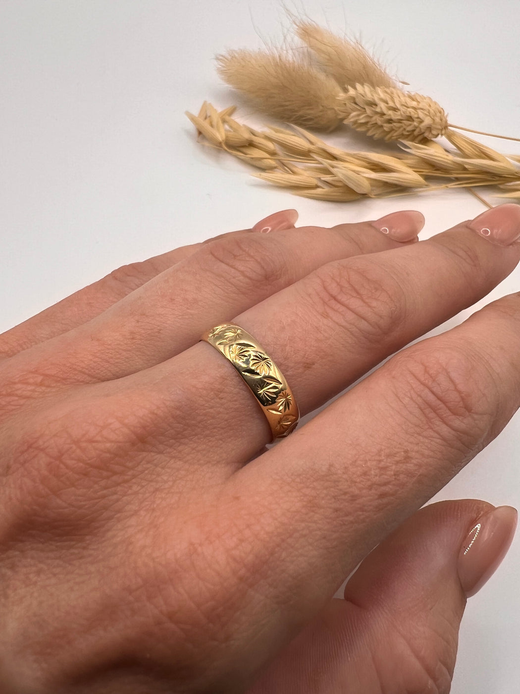 Vintage 9ct Patterned Band