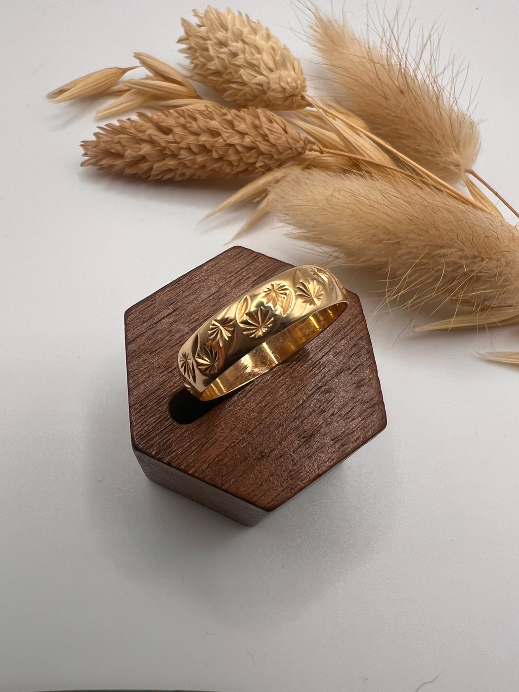 Vintage 9ct Patterned Band