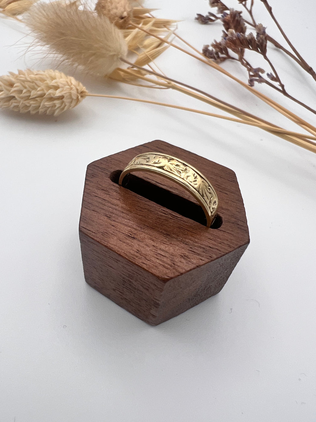 9ct Floral Patterned Gold Band Ring
