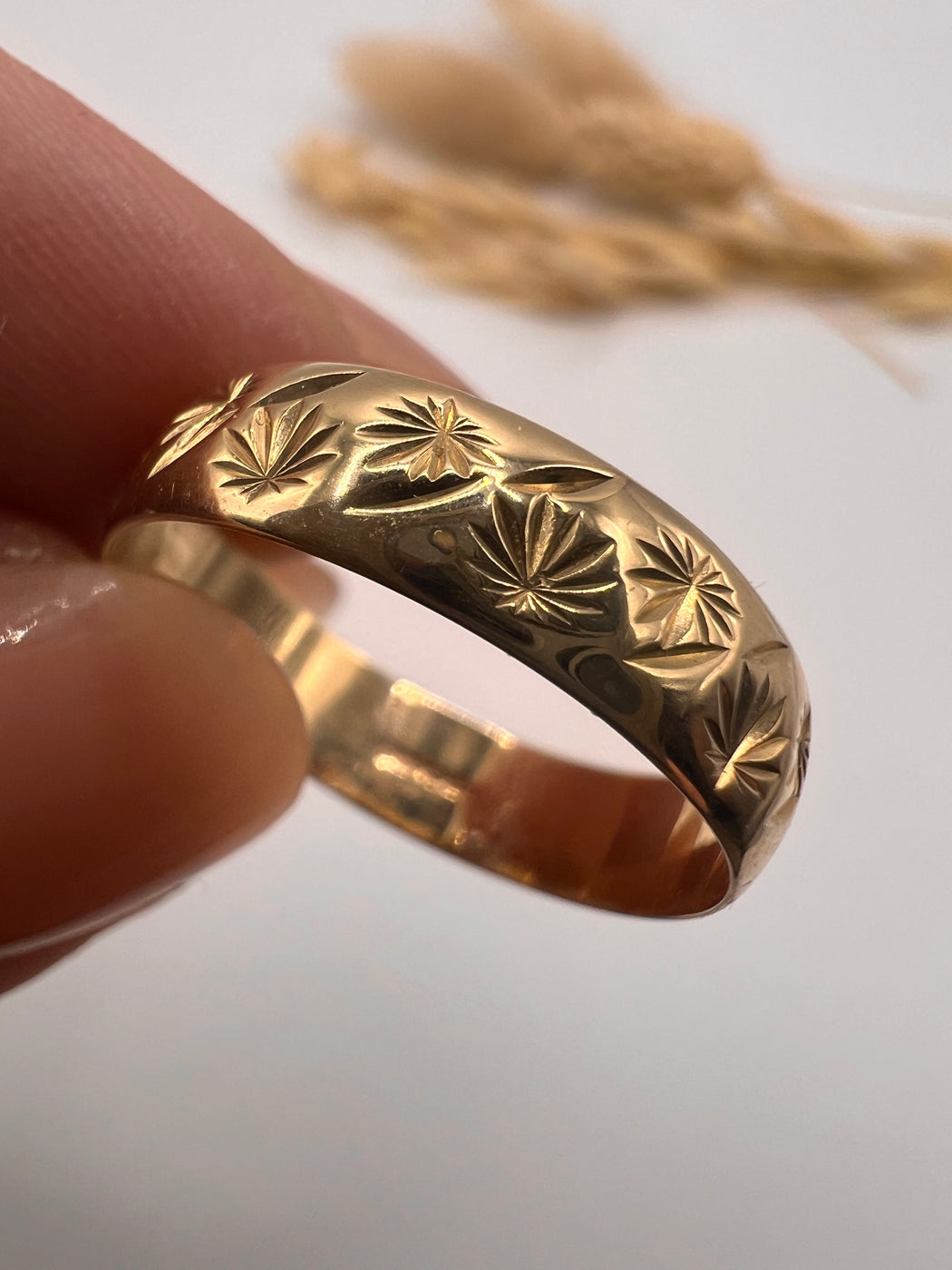 Vintage 9ct Patterned Band