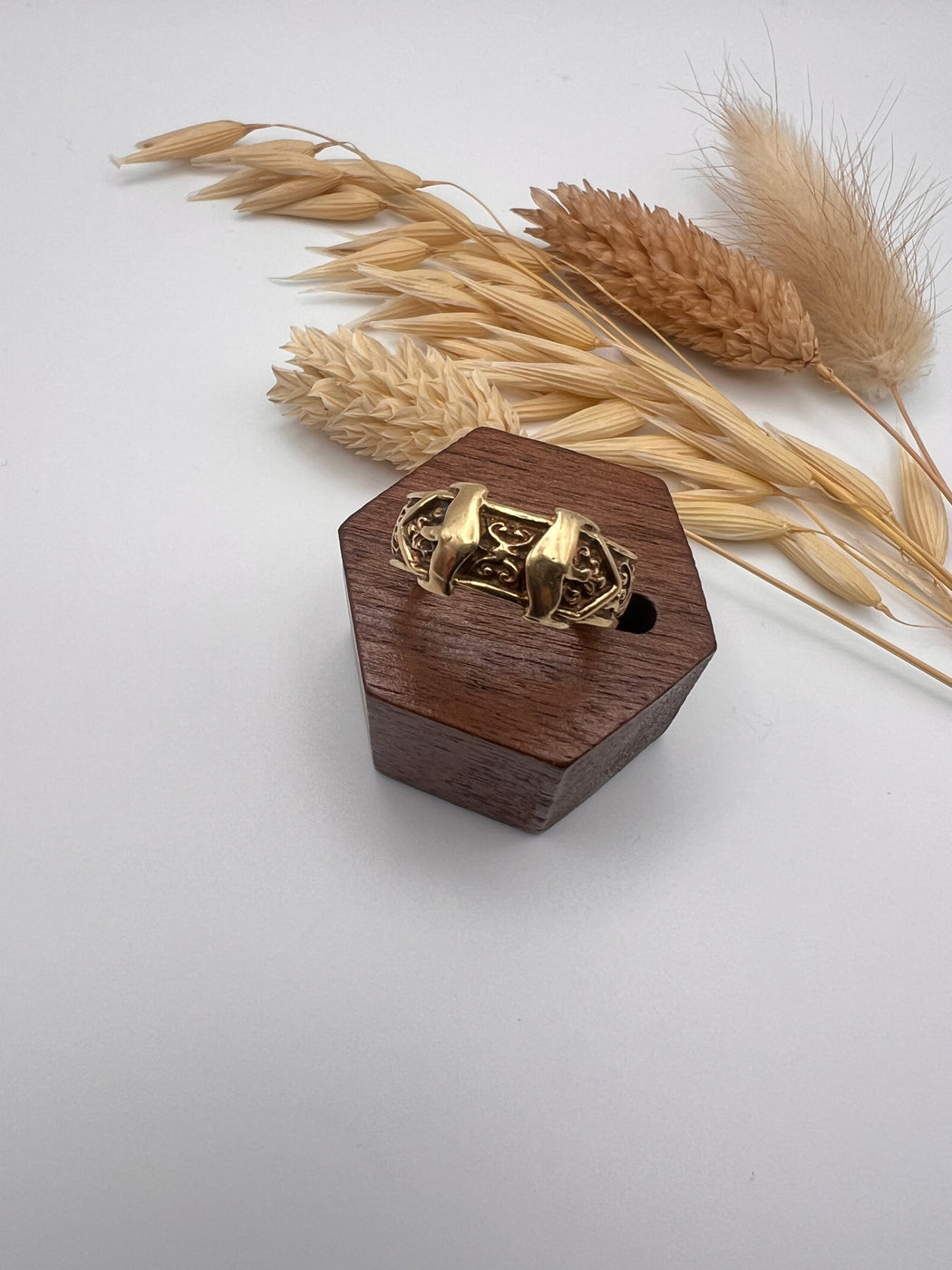 9ct Patterned Chunky Double Buckle Ring