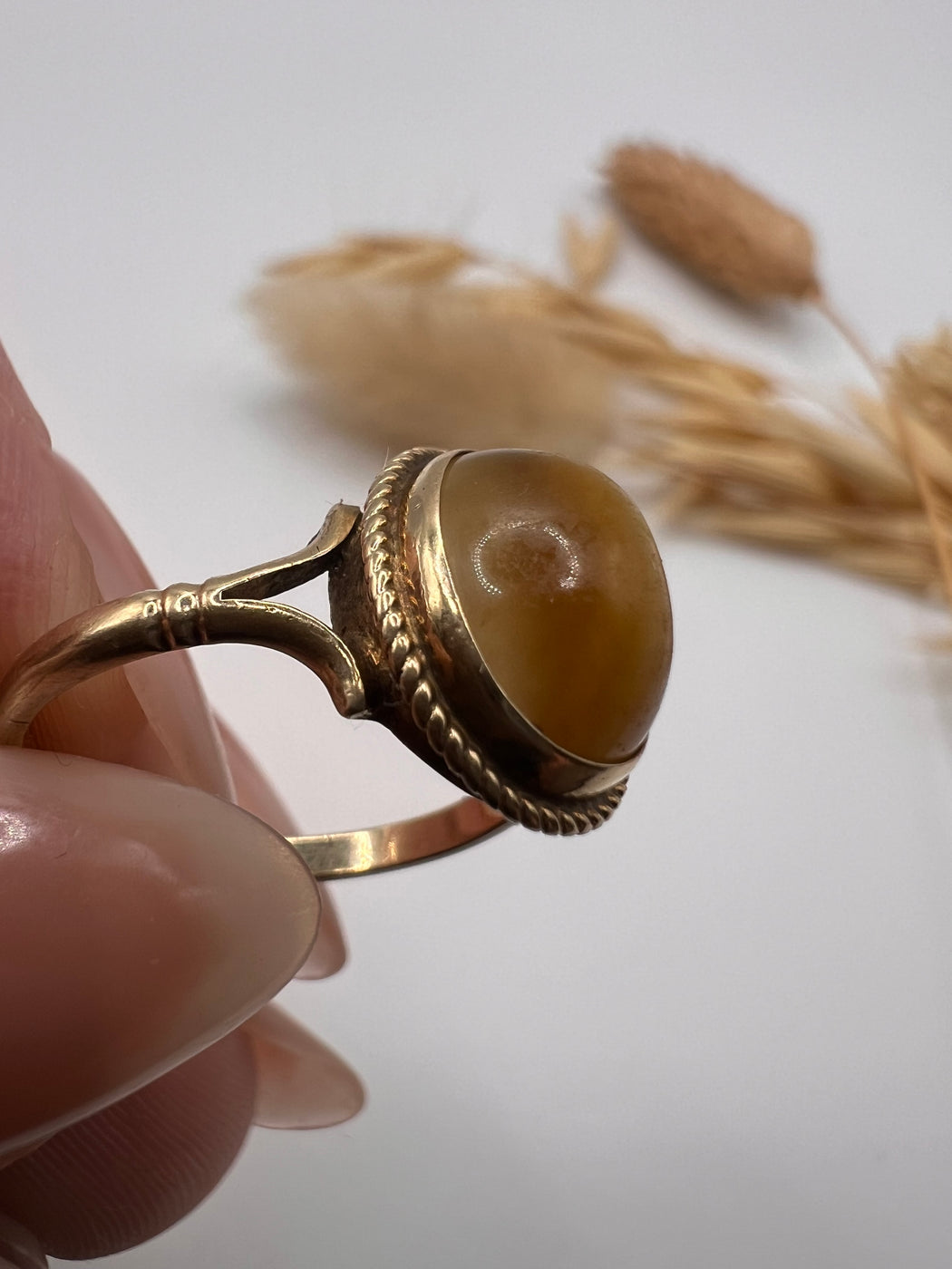 9ct Oval Cabochon Cat's Eye Chrysoberyl Ring