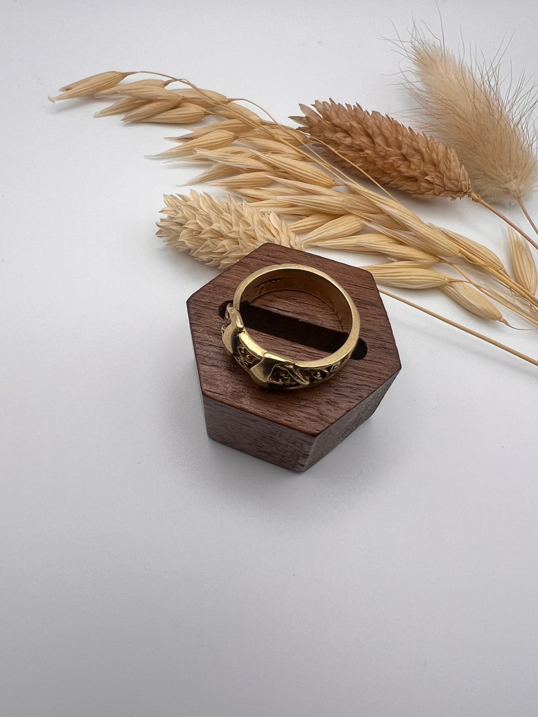 9ct Patterned Chunky Double Buckle Ring