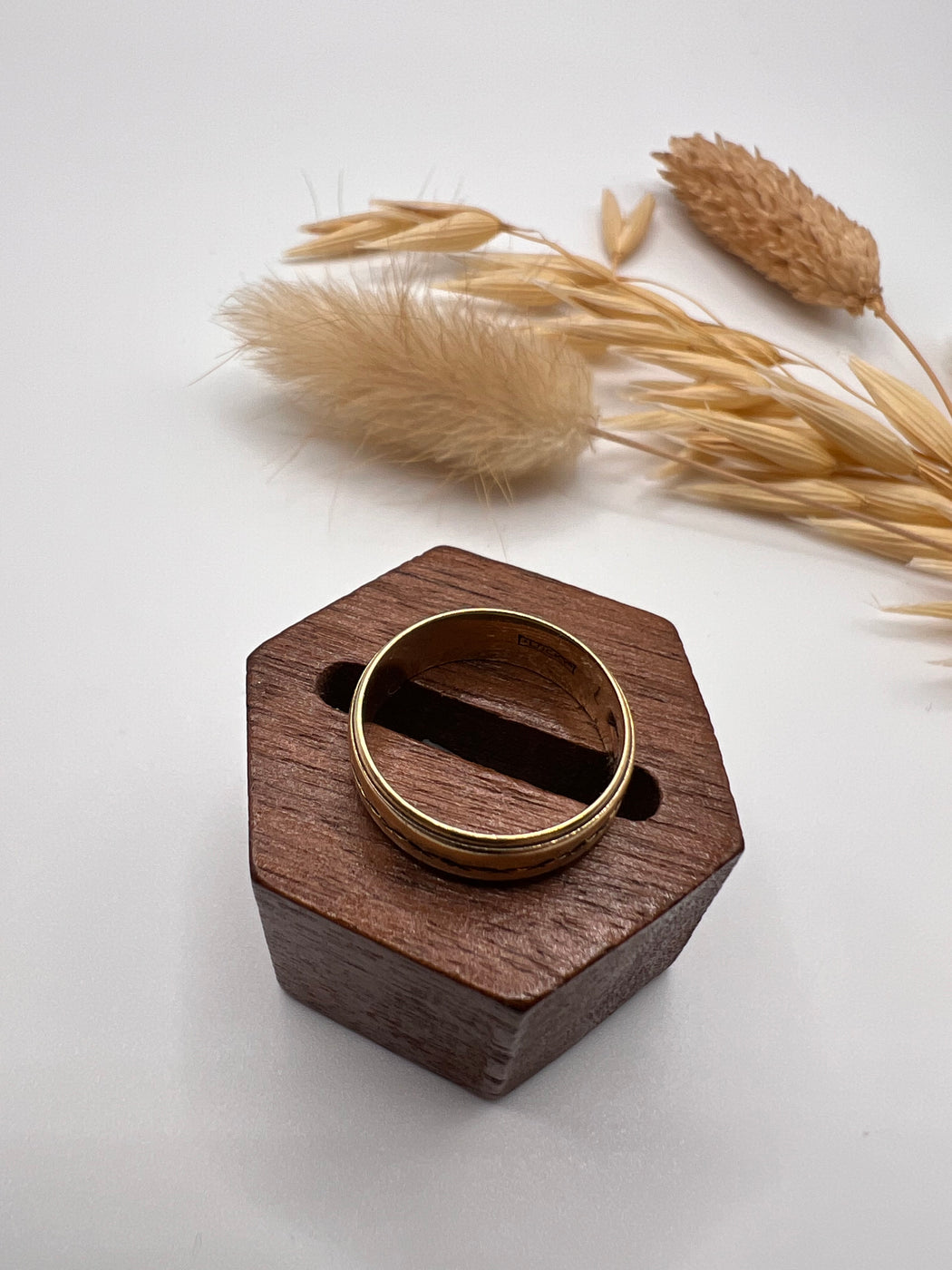 9ct 80's LUCKY Band With Detail