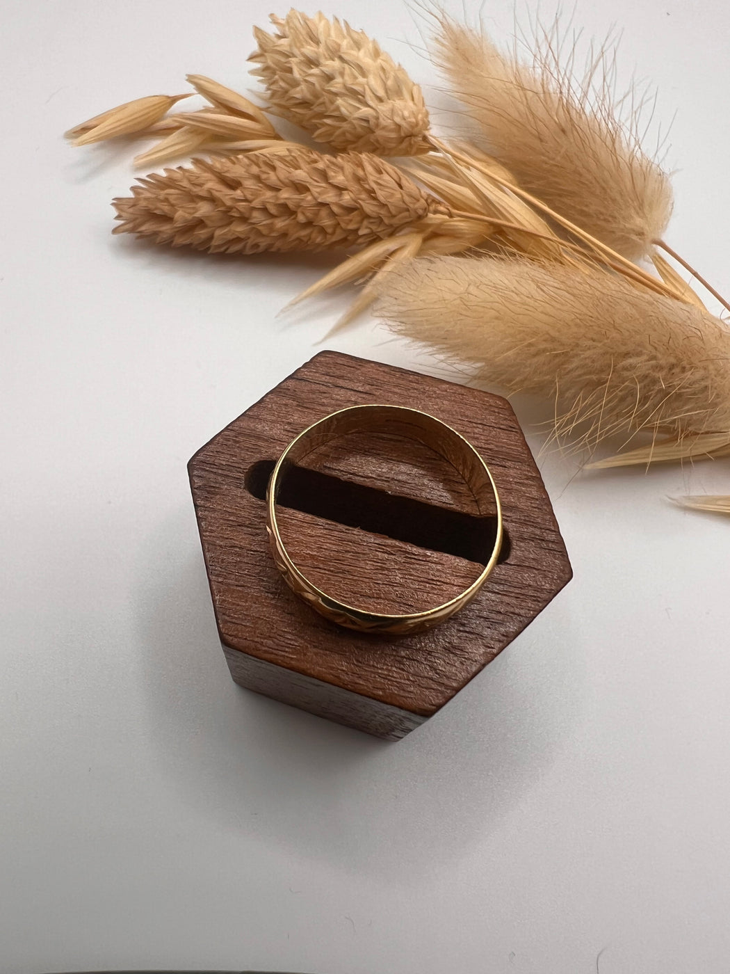 Vintage 9ct Patterned Band