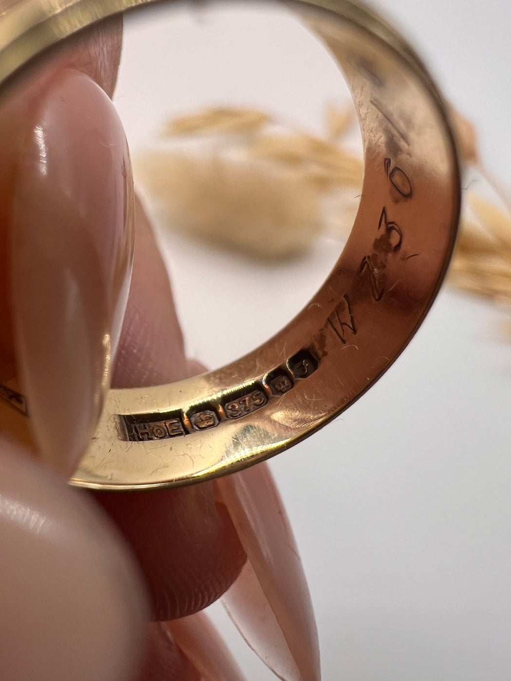 9ct 80's LUCKY Band With Detail