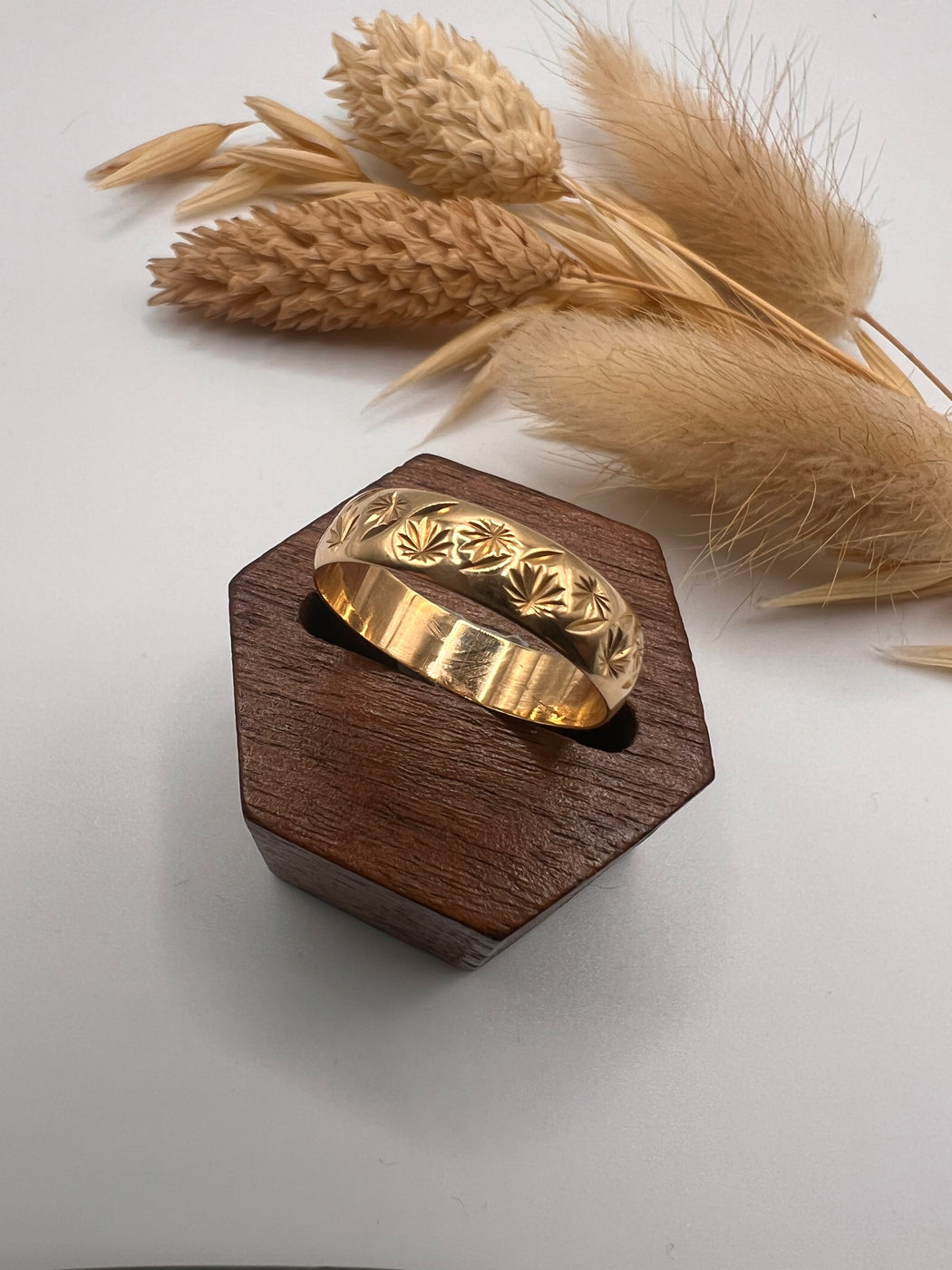 Vintage 9ct Patterned Band